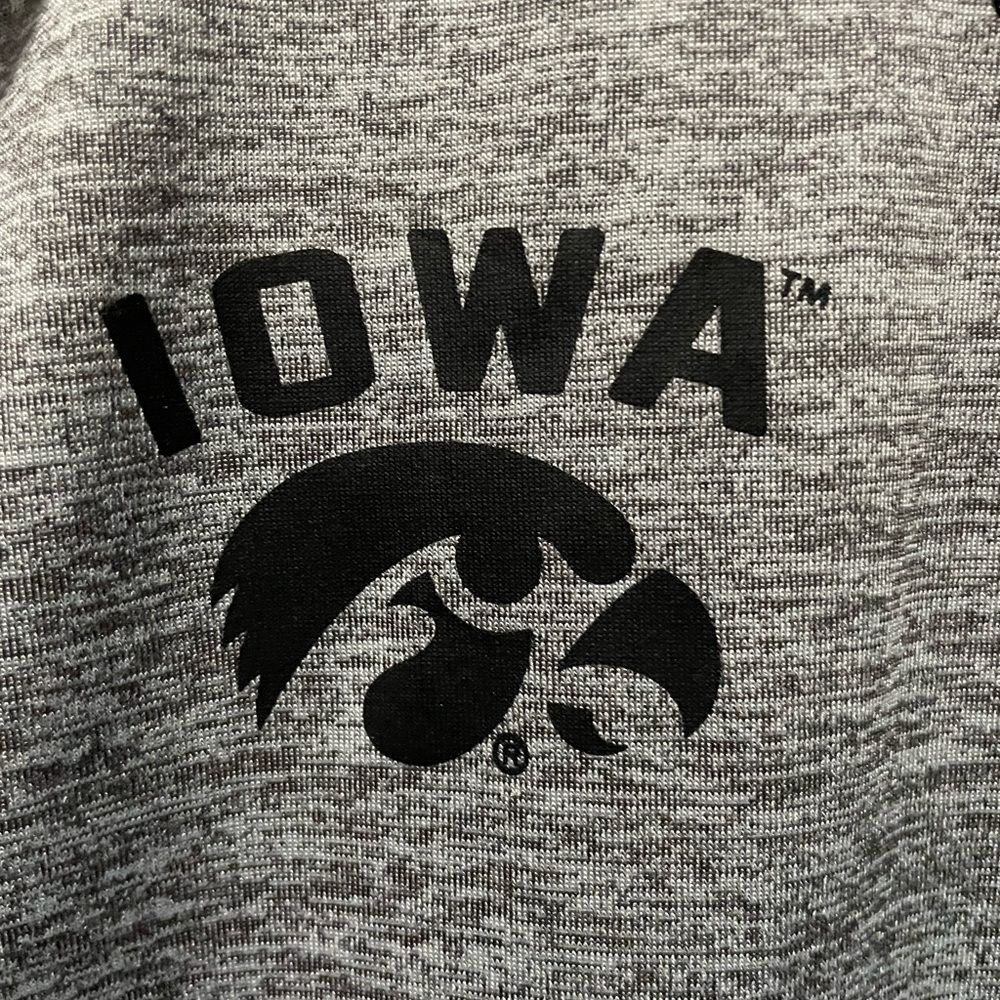 Colosseum Iowa Hawkeyes Men’s Large Gray Long Sleeve Pullover Shirt - Picture 3 of 5